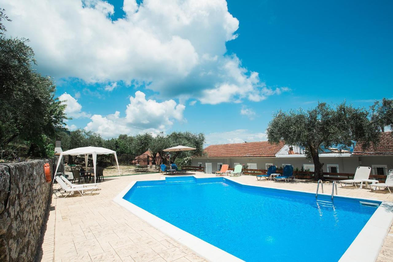 Olive Grove Poolside Apartments Benitses  Exterior photo
