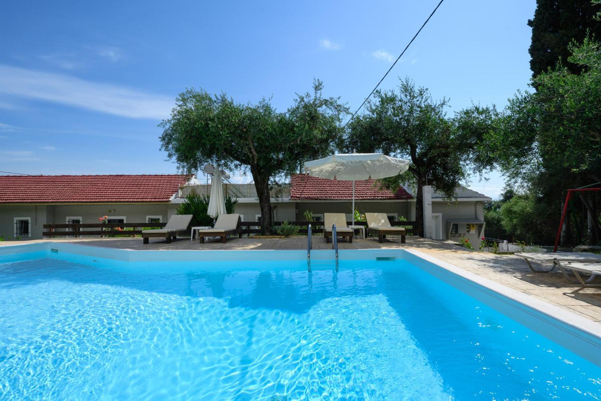 Olive Grove Poolside Apartments Benitses  Exterior photo