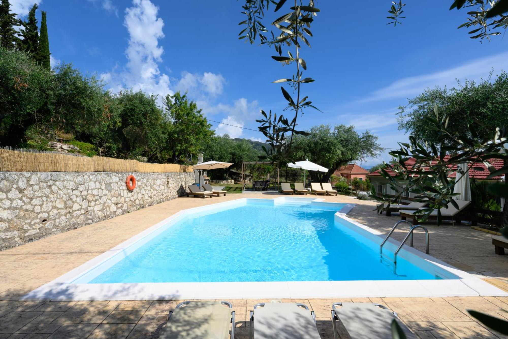 Olive Grove Poolside Apartments Benitses  Exterior photo